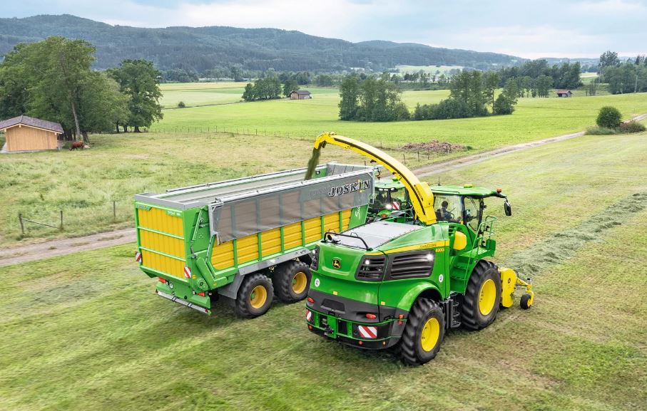 Meer vermogen en verwerkingscapaciteit voor veldhakselaars John Deere