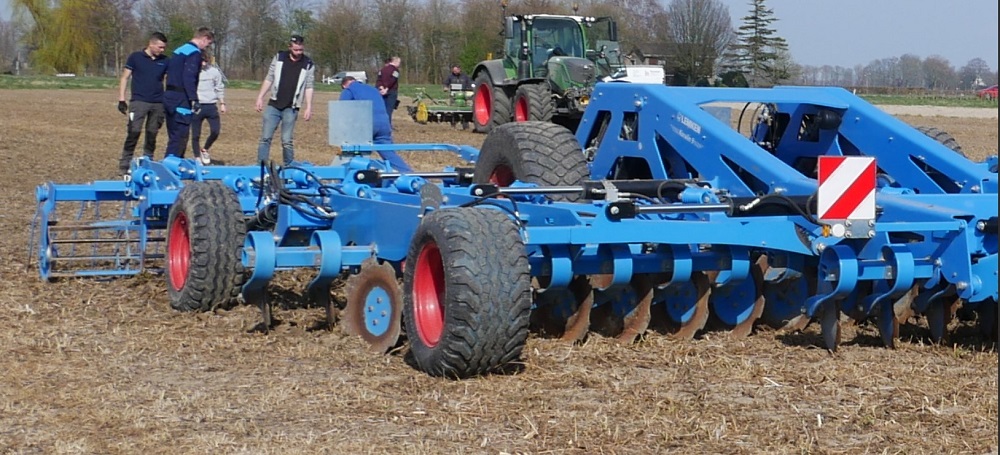 Gespot: Zaaibedbereiding op NKG-akker met Lemken Koralin