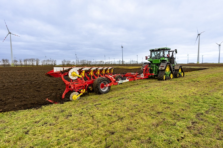 buiten de voor op de grond ploegen