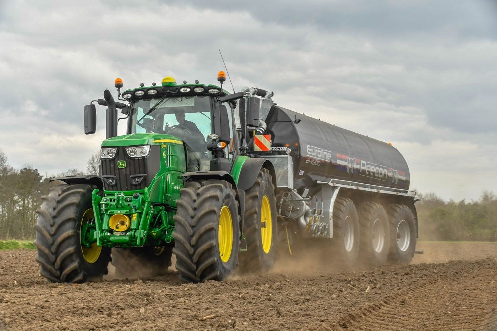 Grote beer JD 6230R ideaal om kleinere broer bij te staan