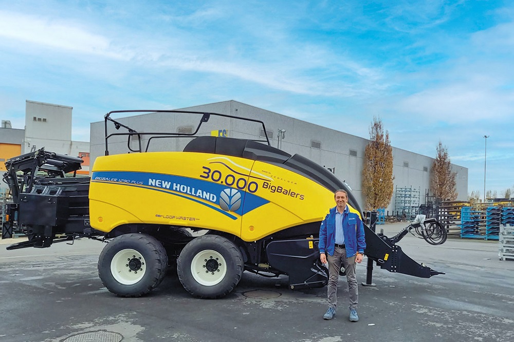 De 30.000ste grootpakpers draagt een gedenksticker die New Holland speciaal heeft gemaakt om deze mijlpaal te vieren.