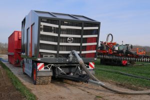 De Schouten Gigant G400-13 motorpompunit is pas vanaf volgend seizoen leverbaar, maar Loonbedrijf Breure werkt dit voorjaar al met de demomachine om ervaring op te doen met de bediening, het brandstofverbruik, de extra pompcapaciteit bij het uitrijden én de extra capaciteit van de compressor bij de reiniging van de transportslangen.