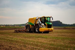 Ploeger test eerste vierwieler in het veld