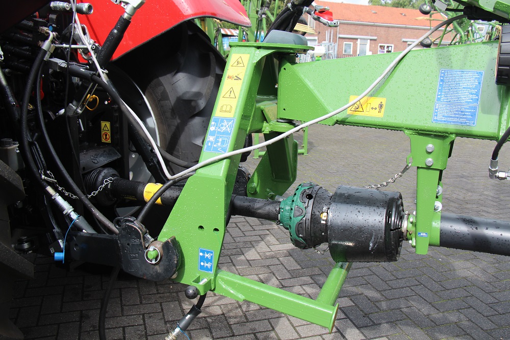 Krone Swadro TC 1250: De standaard tweepunts aankoppeling in de hef waarmee de spoorvolging het beste functioneert en de hark minder ‘binnendoor’ komt. Onderaanspanning met een K80-kogelkop is ook leverbaar.