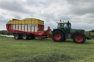 Fendt Favorit 818: Heer en meester op de kuil