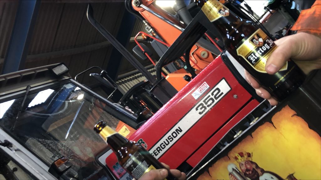 Afscheidsceremonie met cake en bier voor Massey Ferguson