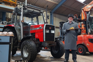 Afscheidsceremonie met cake en bier voor Massey Ferguson