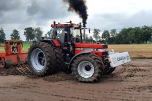 Door de langeslagmotor blijft de Case 1455 XL maar doorgaan