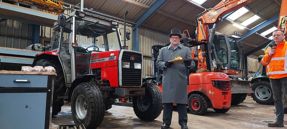 Medewerker Gerard van der Ploeg in zijn speciale outfit, bij de 'uitvaart' van de Massey Ferguson 352