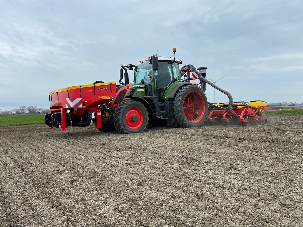 Het zaaien gebeurt met een Fendt 516. Hoe maak je een maisdoolhof?