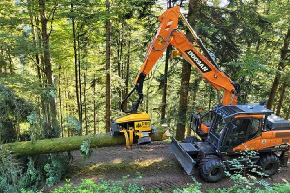 De nieuwe Doosan DX210W-7 schittert in het bos