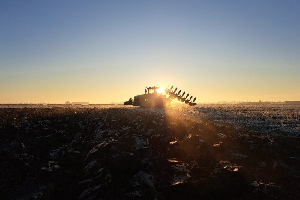 Albert Spelde van Van Liere Landbouw ploegt met de John Deere 8335 RT en verteld het een en ander over de trekker.