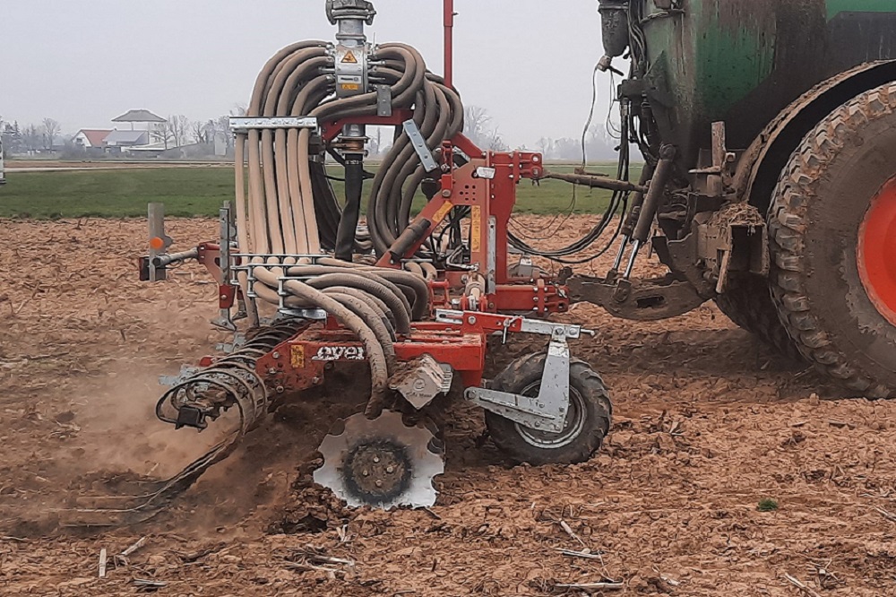 De 1-rijige schijvenbemester Evers Toric Mono kenmerkt zich door het effectief inwerken en afdekken van mest op een grotere werkbreedte.