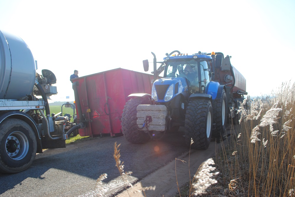 de Loonwerker -
Met de Peecon-tank achter de New Holland wordt de mest dankzij de BKT-banden zonder dweilen naar de rand van het perceel vervoerd.