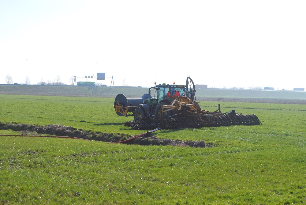 de Loonwerker - Ook de John Deere met sleepslangcombinatie van Loonbedrijf J. de Heus is uitgevoerd met BKT (Agrimax) banden, met luchtdrukwisselsysteem.