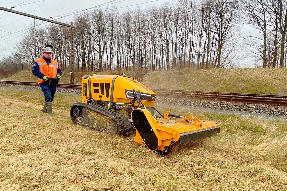 de Loonwerker - Robocut T500 vult gat in range van robotmaaiers McConnel