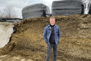 Kaasboerderij Berkhout is een familiebedrijf met 180 koeien en bijbehorend jongvee. “Al het gras wordt standaard behandeld met een inkuilmiddel. De kwaliteit en smakelijkheid moet gewoon altijd goed zijn, en we willen absoluut boterzuur voorkomen. Boterzuur beïnvloedt de kaaskwaliteit negatief, het zorgt namelijk voor gaten in de kaas.”