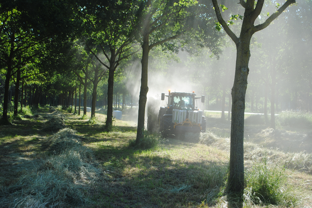 Loonbedrijf Dekker perst droog bermgras in balen met John Deere en McHale