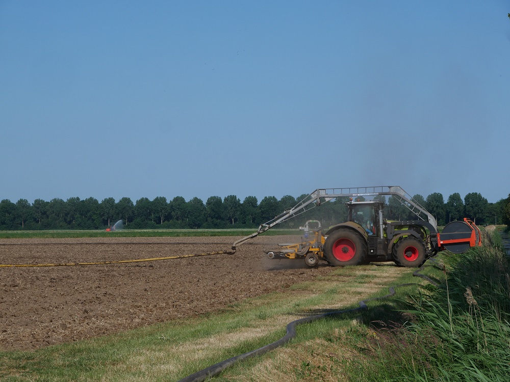 Sleepslangcombinatie van Loonbedrijf Hut draait nog op volle toeren met CLAAS Axion 810