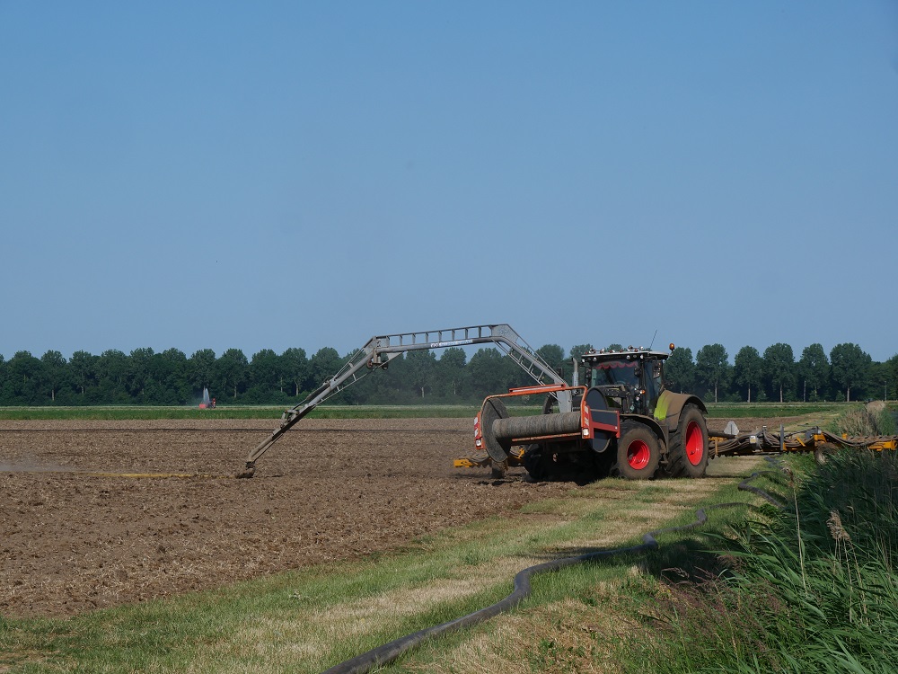 Sleepslangcombinatie van Loonbedrijf Hut draait nog op volle toeren met CLAAS Axion 810