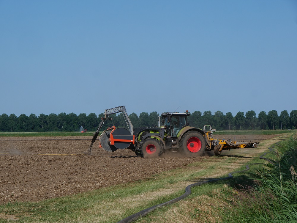 Sleepslangcombinatie van Loonbedrijf Hut draait nog op volle toeren met CLAAS Axion 810