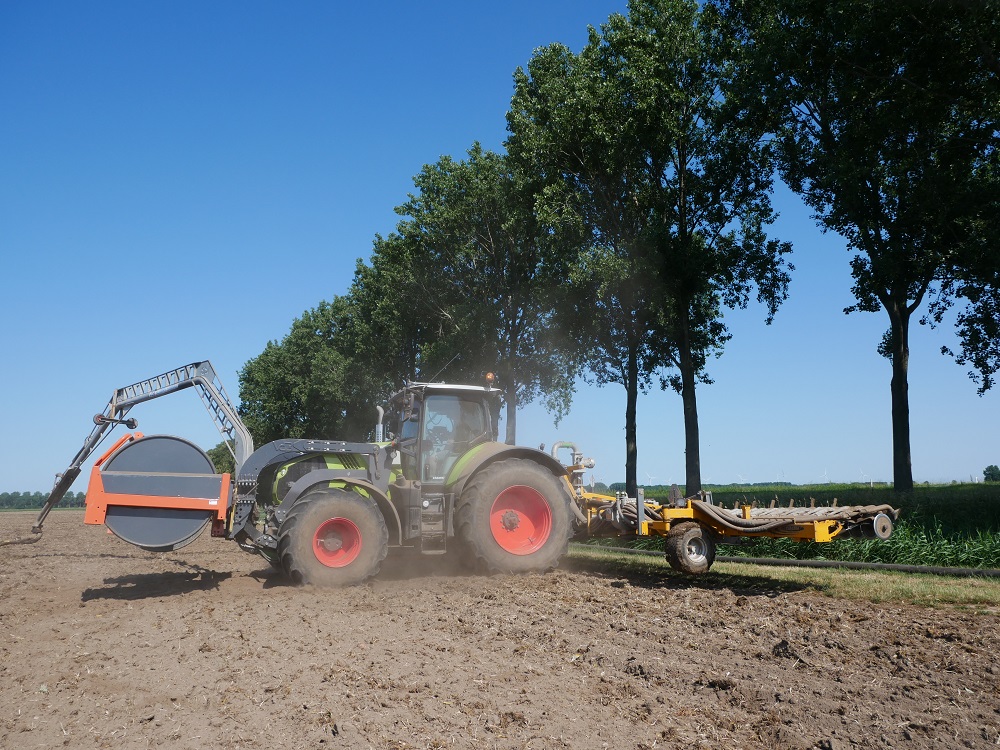 Sleepslangcombinatie van Loonbedrijf Hut draait nog op volle toeren met CLAAS Axion 810