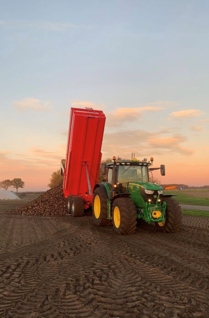 de Loonwerker - John Deere 6155R Opgegroeid met groengele kleuren