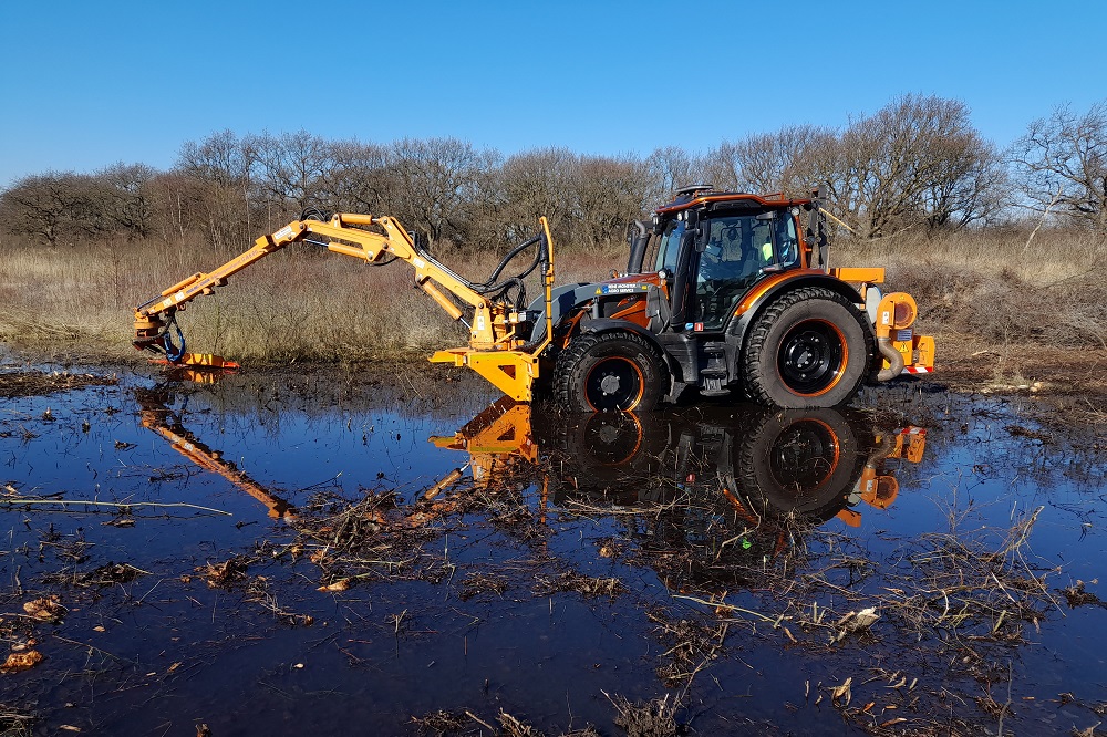 Loonwerker Rene benut 'bosbouwopties' van Valtra optimaal: “De perfecte trekker voor groenonderhoud”