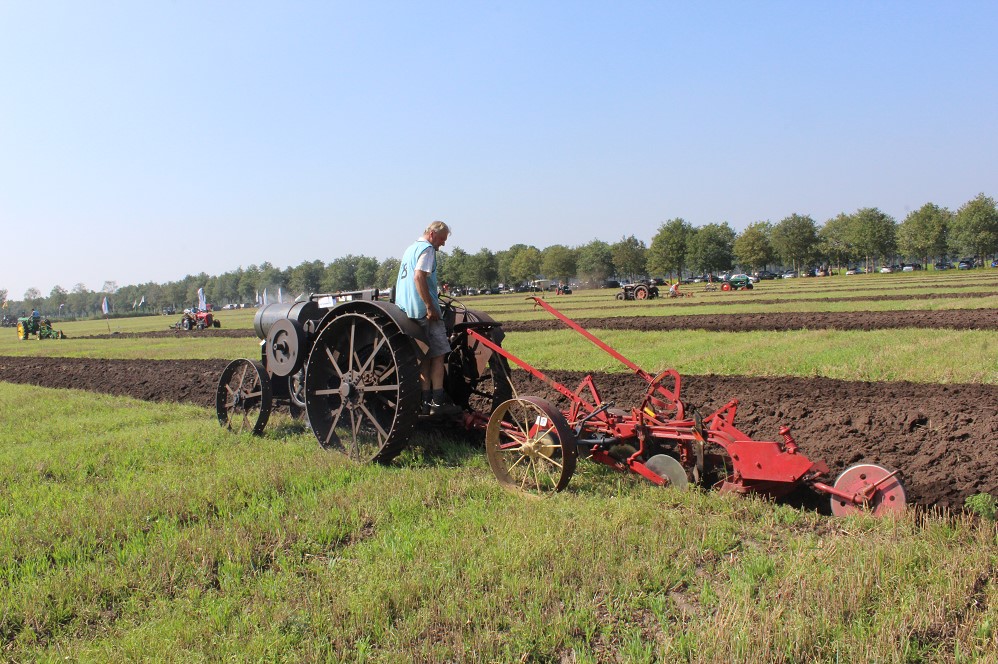 De McCormick Titan uit 1917 van Eerke Leeuwerik had er zin in, met kop en schouders de oudste trekker.  Nationale Ploegwedstrijden