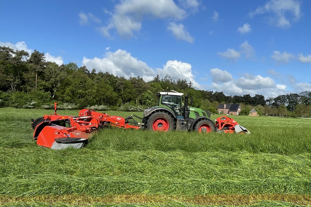 Loonbedrijf Vragender maait met Kuhn FC 13460 RA