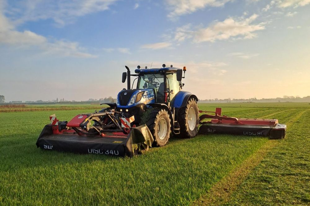 Grasland weer strak na maaien met New Holland T7.230