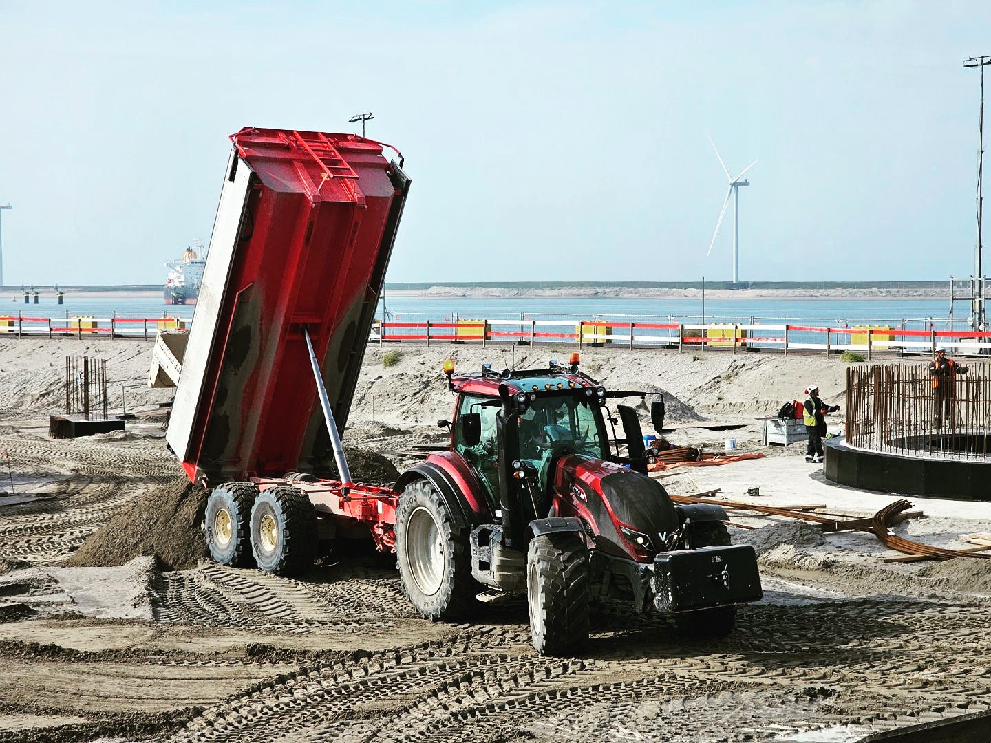 'Perfecte' Valtra T144 verzet grond op Maasvlakte