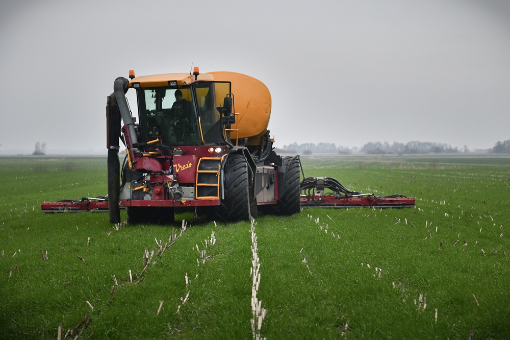 Friese loonwerker bij met FloatXBib onder Vredo-zelfrijder