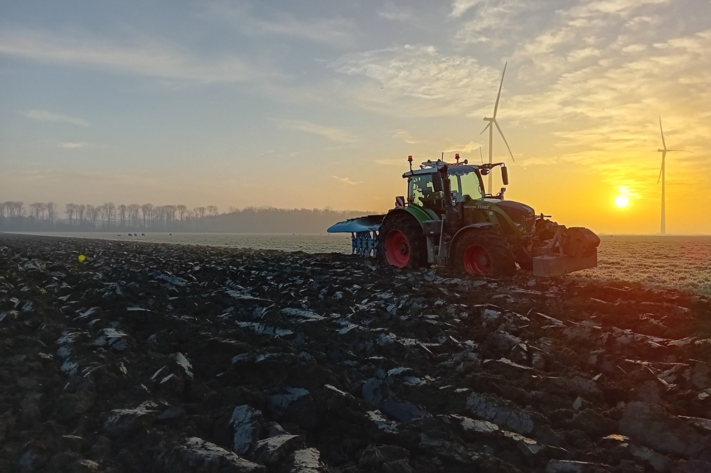 Ploegen met Fendt 724 bij zonsopkomst