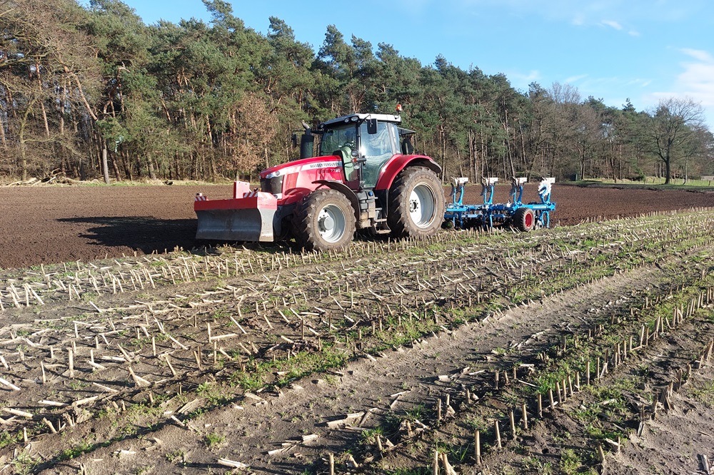 Massey Ferguson 7720 blinkt uit in het zware werk