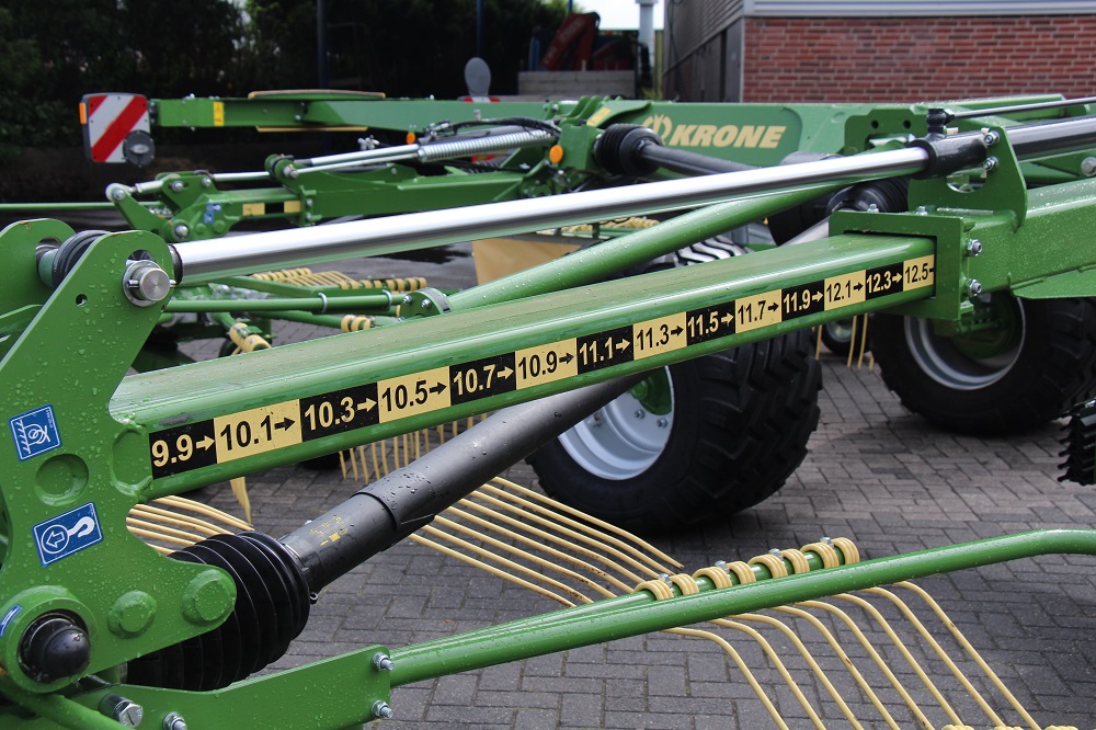 De werkbreedte van de Krone Swadro TC 1250, minimaal 9,8 en maximaal 12,5 m, stel je via tuimelschakelaars op de bedieningskast hydraulisch in. Dat geldt ook voor de zwadbreedte.