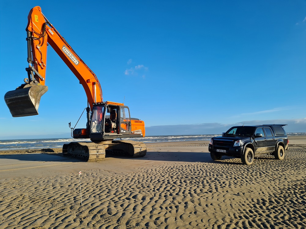 “Nu zijn we op het strand bezig waar veel oorlogsmateriaal uit de Eerste Wereldoorlog ligt. Vanwege het opkomende tij heb je maar enkele uren tijd om met beveiligde machines het projectiel uit te graven.”