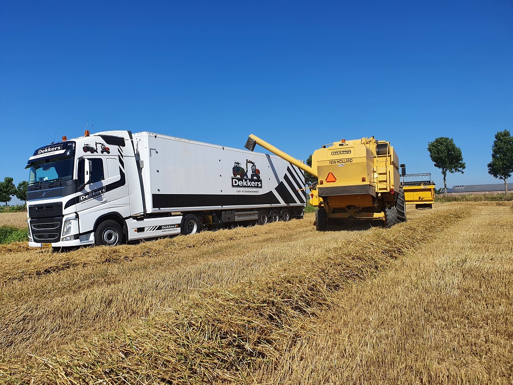 Naast het loonbedrijf heeft het Gelderse bedrijf ook nog een honderdveertig hectare groot akkerbouwbedrijf en een op- en overslag van graan en dergelijke. 