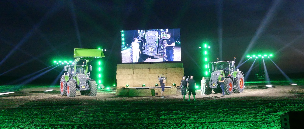 De onthulling van de nieuwe serie Fendt 700 Vario met als topmodel de 728 Vario met een maximaal vermogen van 303 pk op de speciale show van de fabrikant.